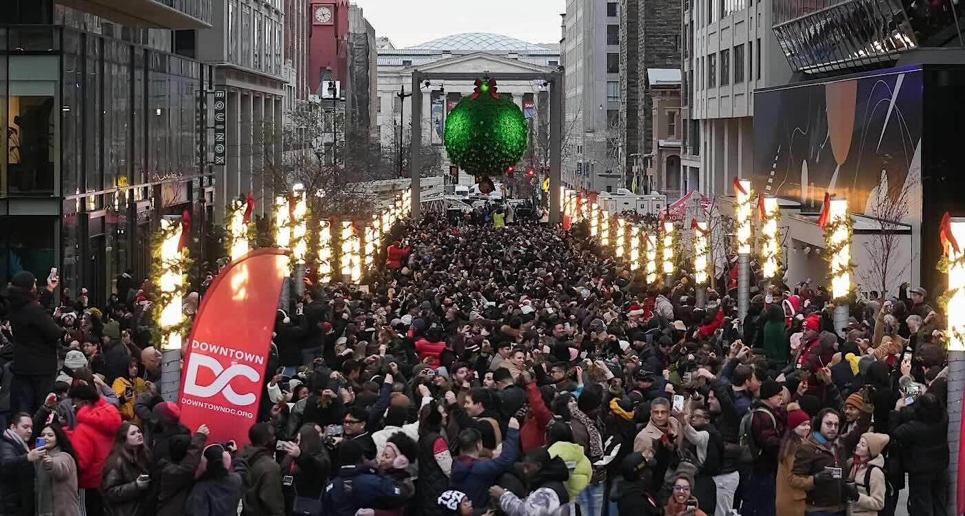 Merry Kiss-mas: Thousands Gather Under 10-Foot Mistletoe in DC to Set Guinness Record for Festive Smooches