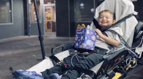 Paramedics Make An Unscheduled Stop That Meant Everything To A 6-Year-Old Cancer Patient